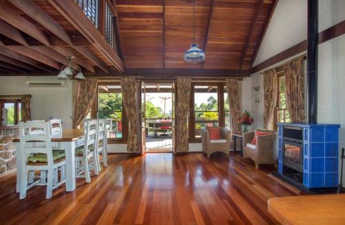 Woodstock House | Stone Cottage - vineyard estate w. fireplace