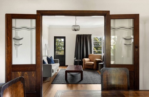 Brighton Apartment | Streamline Moderne apartment w/dedicated parking