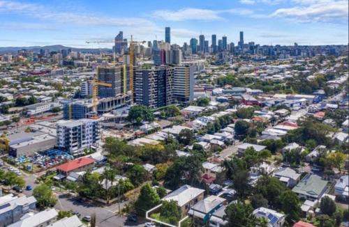 Woolloongabba Apartment | Studio Room Ensuite bathroom with separate Entrance Brisbane City