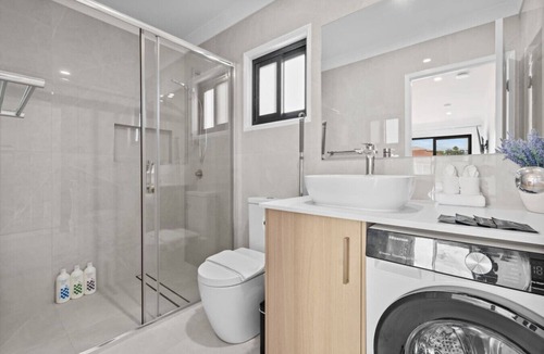 Macgregor House | Studio walk to Westfield | Best for Solo Travelers