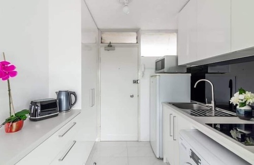 Kings Cross Apartment | Studio with Stunning Views & Free Parking
