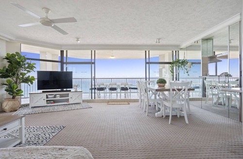 Surfers Paradise Apartment | Stunning beachfront sub penthouse
