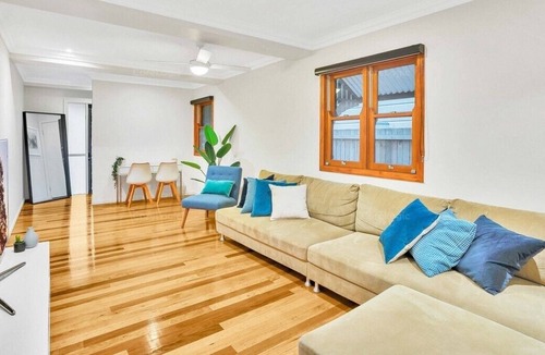 Kangaroo Point House | Stunning Four Bedroom Home -4 Car Parks