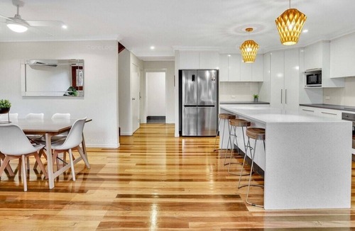 Kangaroo Point House | Stunning Four Bedroom Home -4 Car Parks