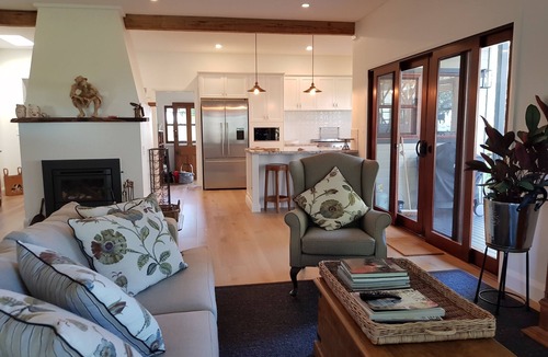 Milton House | Stunning Home with Beautiful Semi Rural & Ocean Views. Close to town and beach