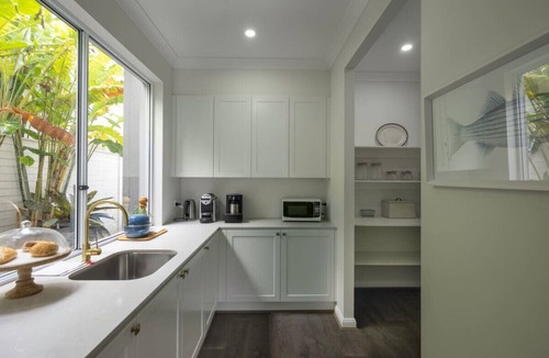 Rochedale House | Stunning & Luxurious 4-Bedroom Mansion @Rochedale