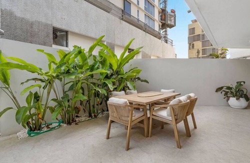 Main Beach Apartment | Stunning Main Beach Apartment - Ground Floor, WiFi