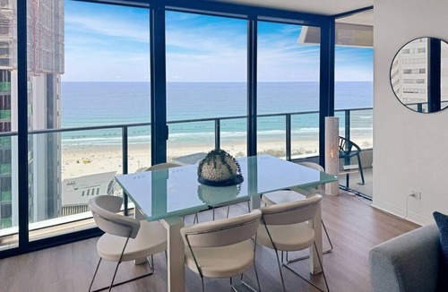 Broadbeach Apartment | Stunning Ocean Views 20th floor Oracle Tower 1