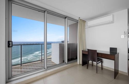 Surfers Paradise Apartment | Stunning Skyline Luxury 2-Bedroom 2-Bathroom at Peninsula Beachfront.