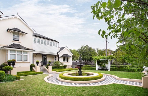 Lewisham Apartment | Stunning Studio with Alfresco Terrace near Trains
