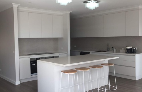 Yarrawonga House | Stunning waterfront home situated amid the Black Bull Golf Course & Sebel Resort