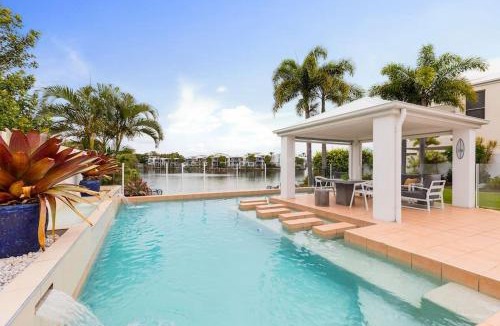 Twin Waters House | Stunning Waterfront Coastal Retreat, sleeps 13