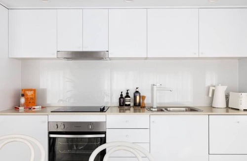Darlinghurst Apartment | Stunningly Styled 1BR with Parking