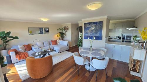 McMahons Point Apartment | Stylish 1-Bed escape with views across Berrys Bay
