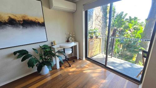 McMahons Point Apartment | Stylish 1-Bed escape with views across Berrys Bay
