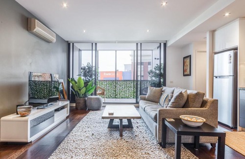 Richmond North Apartment | Stylish 2-bed 2 bath with free parking, pool, gym, wifi