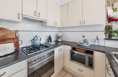 Woollahra Apartment | Stylish 2BR Apartment with Peaceful Balcony