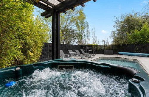 Daylesford House | Stylish 2BR w Pool with Spa in central Daylesford