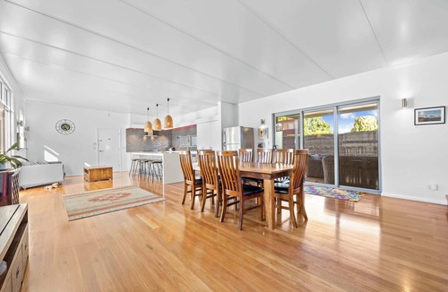Hamilton Hill House | Stylish 4-Bedroom Coastal Family-Friendly Retreat