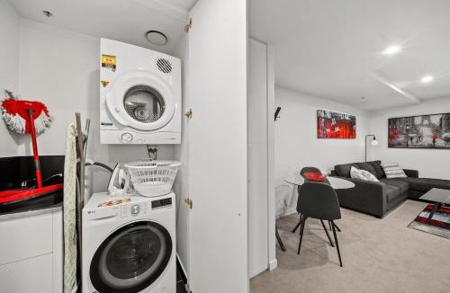 Braddon Apartment | Stylish Central Braddon 1 Bed, Pool, Gym, Parking