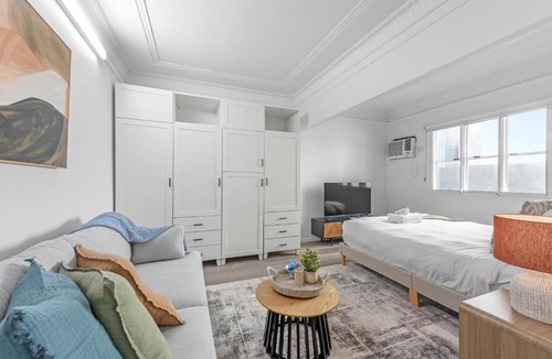 Spring Hill Apartment | Stylish City Centre Studio - Short walk to Hosp