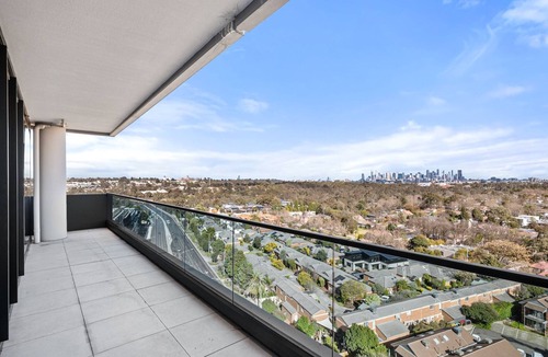 Alphington Apartment | Stylish City-View Apartment with Premium Amenities