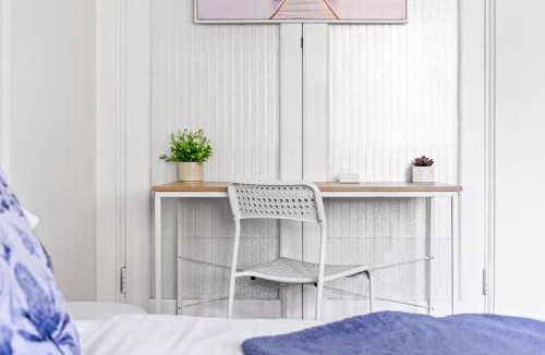 Killara House | Stylish Double Room - Seconds to Transport & Shops - Shared Bathroom