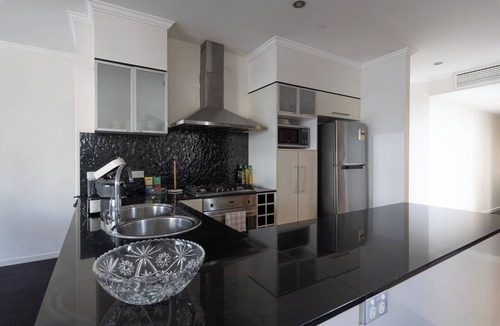 Spring Hill Apartment | Stylish Escape Free Parking for 2 Walk to CBD