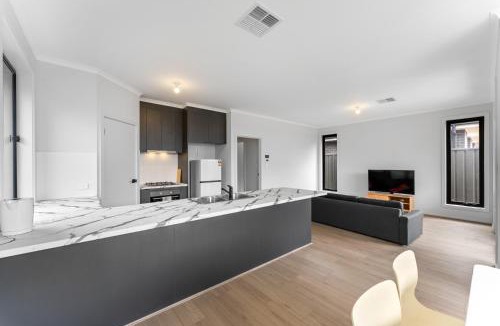 Munno Para Downs House | Stylish Luxury 4BR - Close to Wineries & City