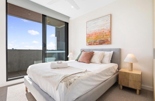 Caulfield South Apartment | Stylish & Modern 2BR with HUGE Balcony =& Car Park!