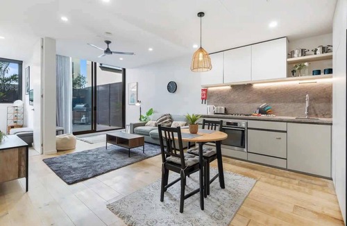 Essendon Apartment | Stylish One BD Hideaway in Essendon