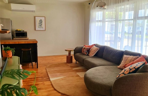 Indented Head House | Stylish Peachy dream beach cottage Indented Head - 10 mins walk from beach