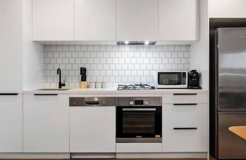 Carnegie Apartment | Stylish & Spacious 2BR w Study, Wi-Fi & Car Park