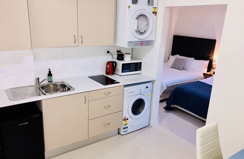 Oxley Park Apartment | Stylish Studio, Sleeps 4, Aircon