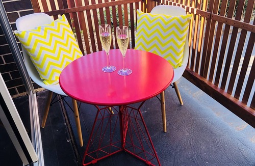 Oxley Park Apartment | Stylish Studio, Sleeps 4, Aircon