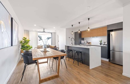 Spring Hill Apartment | Stylish & Superb! 2Bed/2Bath/1Car~ Walk to CBD