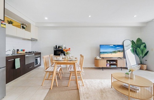 Kingsford Apartment | Stylish Sydney 2BR UNSW, Beach, Parking, Sleeps 6