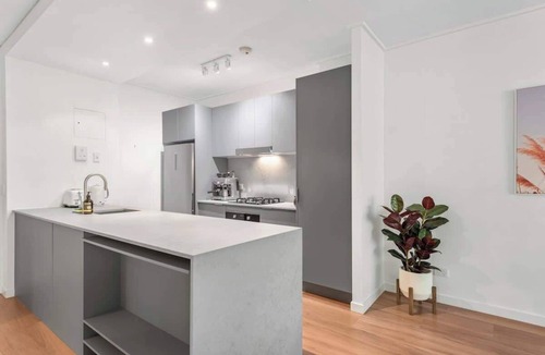 Teneriffe Apartment | Sublime Simplicity! ~1Bed/Study/1Bath/Balcony/1Car