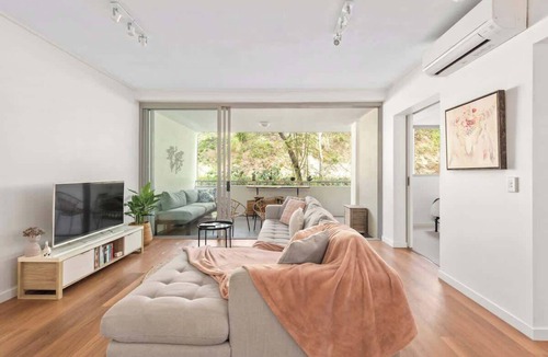 Teneriffe Apartment | Sublime Simplicity! ~1Bed/Study/1Bath/Balcony/1Car