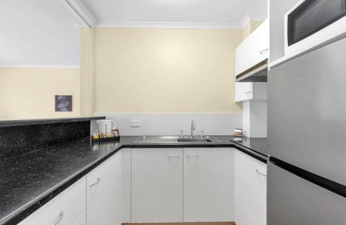 Mount Ommaney Hotel | Suite with Kitchen WiFi Easy Access to Motorway by Custom Bnb Hosting