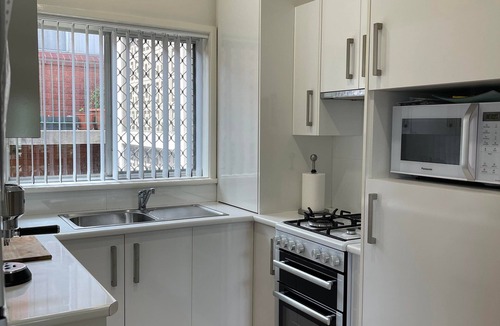 The Junction House | Summer Breeze | 2BR. Parking. Close to CBD + Beach