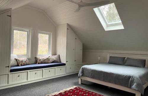 Armidale House | Summit House Armidale - 2 or 4 Bedrooms