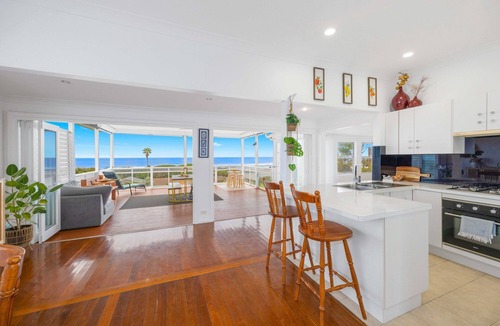 Lake Cathie Cottage | Sun Catcher - Beach view seaside cottage