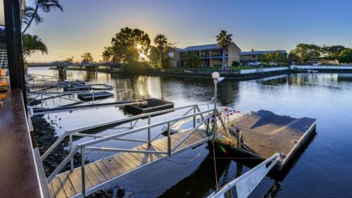 Bongaree House | Sundown On The Water's Edge