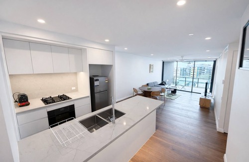 West End Apartment | Sunllit Bliss | 2BR Sunlit Stay w Balcony in West End with Carpark