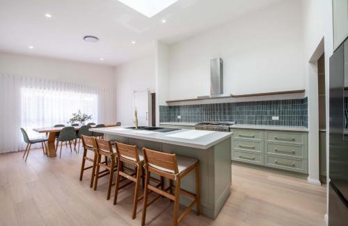 Dubbo House | Sunningdale - Pool Entertainer, Luxurious Living