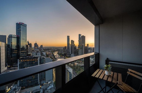 Docklands Apartment | Sunrise River View 2BR CBD Apartment, Free Parking, Family & Work Friendly