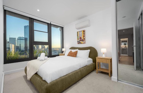 Docklands Apartment | Sunrise River View 2BR CBD Apartment, Free Parking, Family & Work Friendly