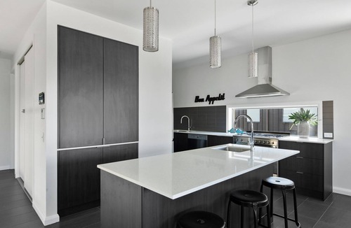 Mulwala House | Sunrise Waters overlooking the popular Purtle Park. Groups, skiers, golfers, take note.