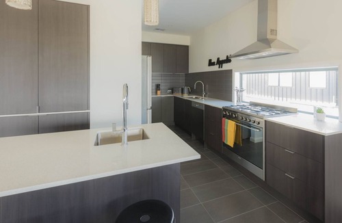 Mulwala House | Sunrise Waters overlooking the popular Purtle Park. Groups, skiers, golfers, take note.